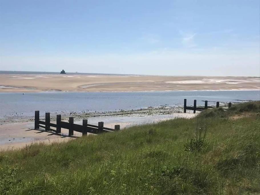 Seafront Apartment With Stunning Views Cleethorpes Exterior photo